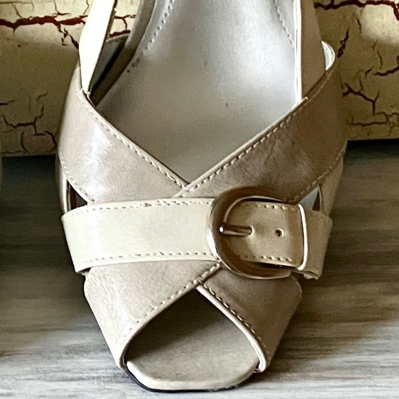 Slingback Heels Pumps Cream Size 7.5 - Picture 4 of 17